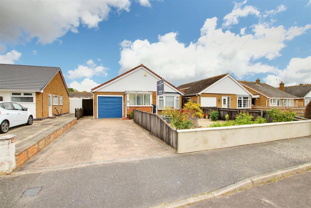 2-bed bungalow on Camelot Gardens, Sutton-On-Sea, £234,500