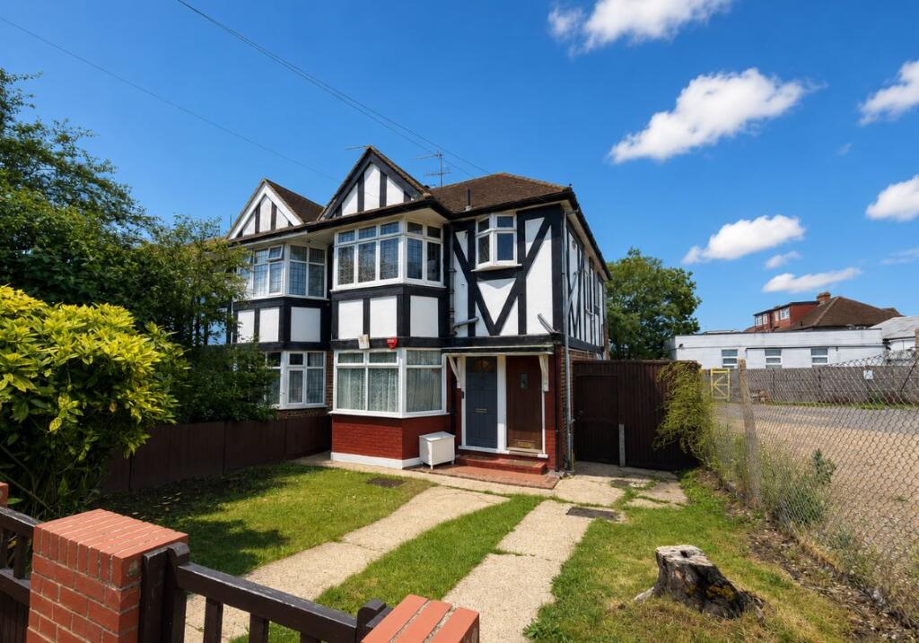 Main image of property: 28A Highcroft Avenue, Wembley, Middlesex, HA0 1TG