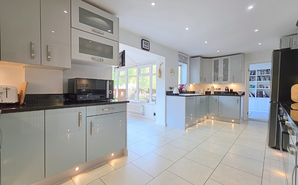 Finchampstead Road, Finchampstead, Wokingham, Berkshire, RG40 photo 2