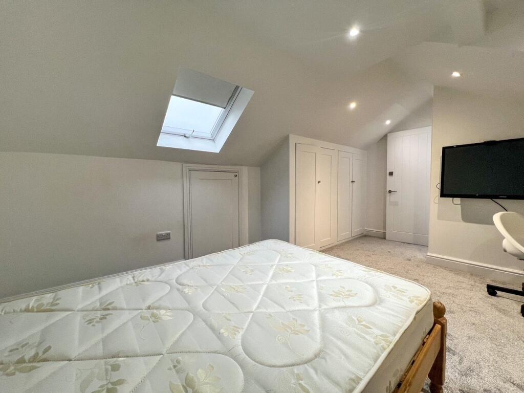 6 bedroom semi-detached house for rent