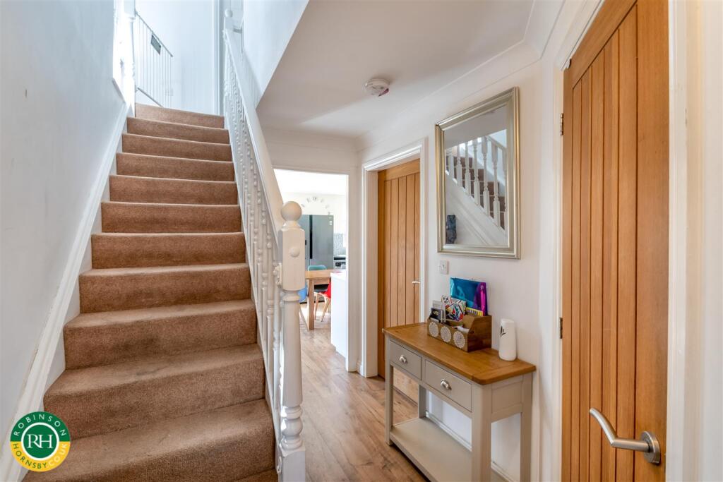 House in Doncaster, Armthorpe - More