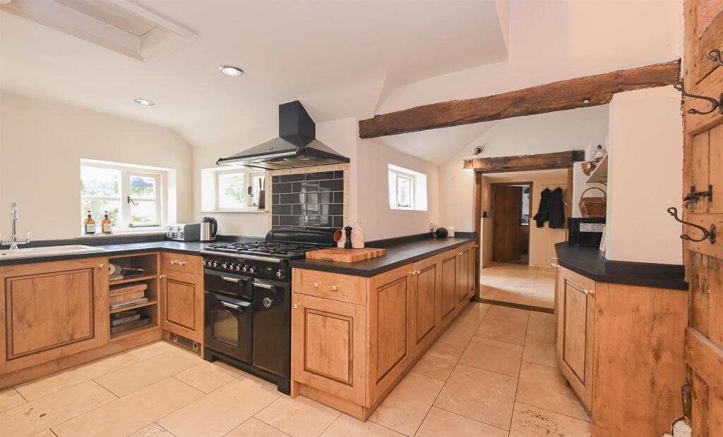 House in East Staffordshire, Barton-under-Needwood - More
