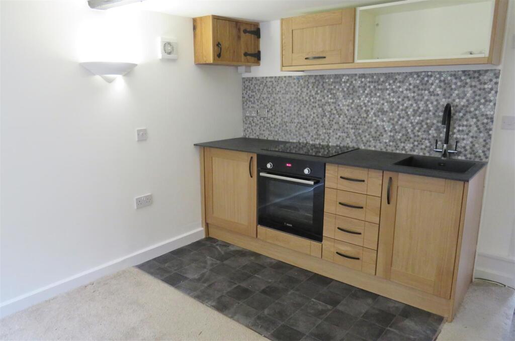 Apartment in Redhill - View 3