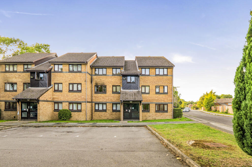 2-bed flat on Upper Brook Drive, Locks Heath, Southampton, Hampshire, SO31, £180,000