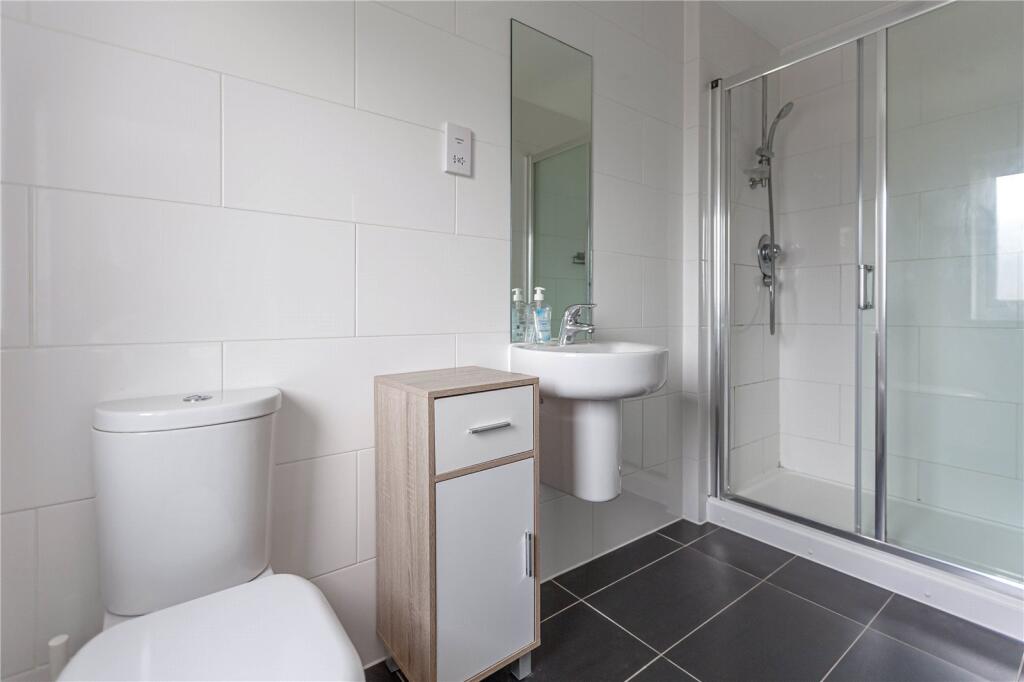 6 bedroom semi-detached house for rent
