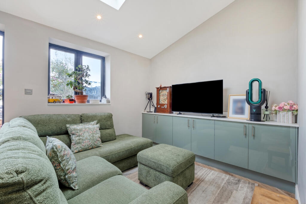 House in Sutton - View 5