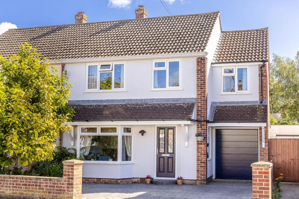 4-bed semi-detached on Kingsway Drive, Kidlington, OX5, £525,000