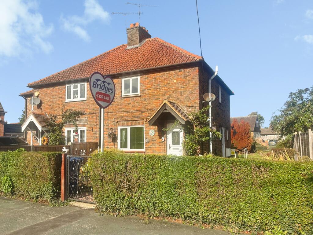 3-bed semi-detached on Pine View Close, Badshot Lea, Farnham, Surrey, GU9, £300,000