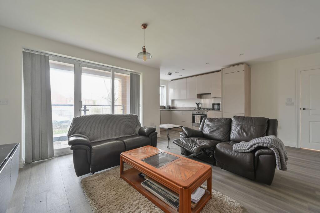 Apartment in Watford - View 5