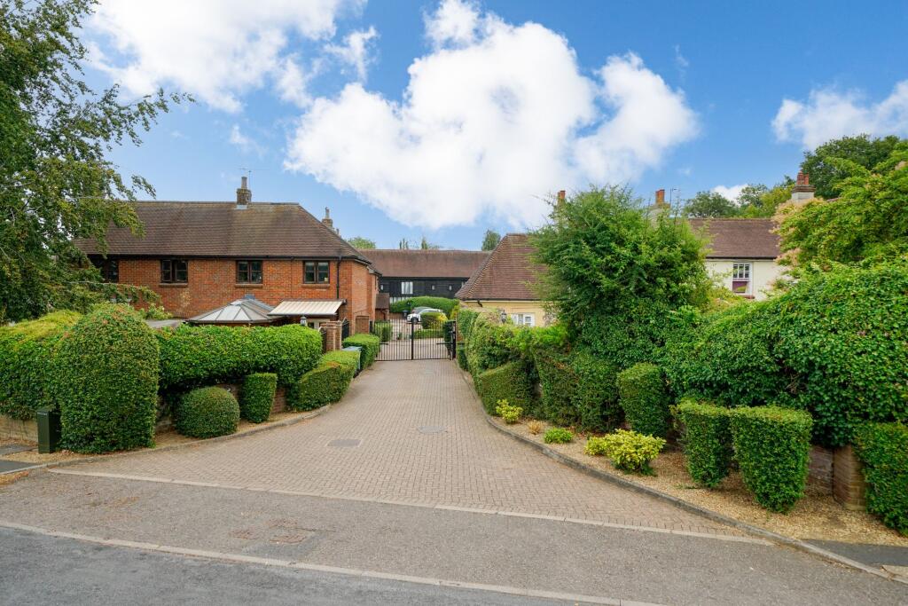 House in Dacorum, Hertfordshire - More