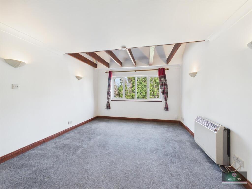 Apartment in Crawley, Southgate - View 2