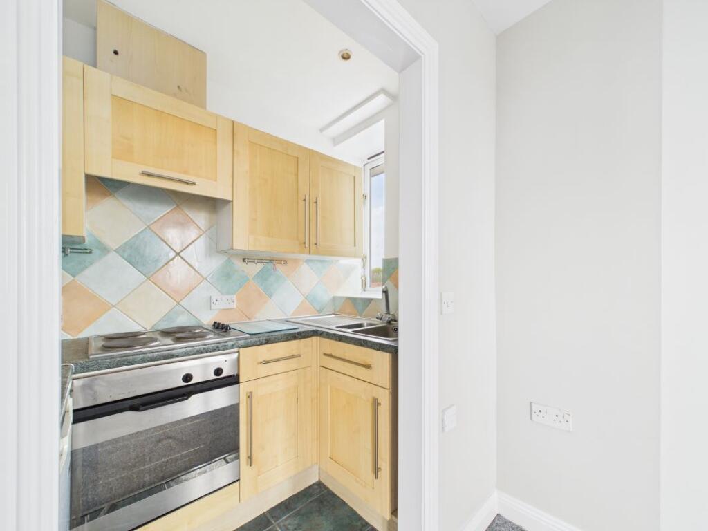 Flat 43 Burlington East Mansions, 11 Owls Road, Bournemouth, Dorset, BH5 1AT – pohled 3