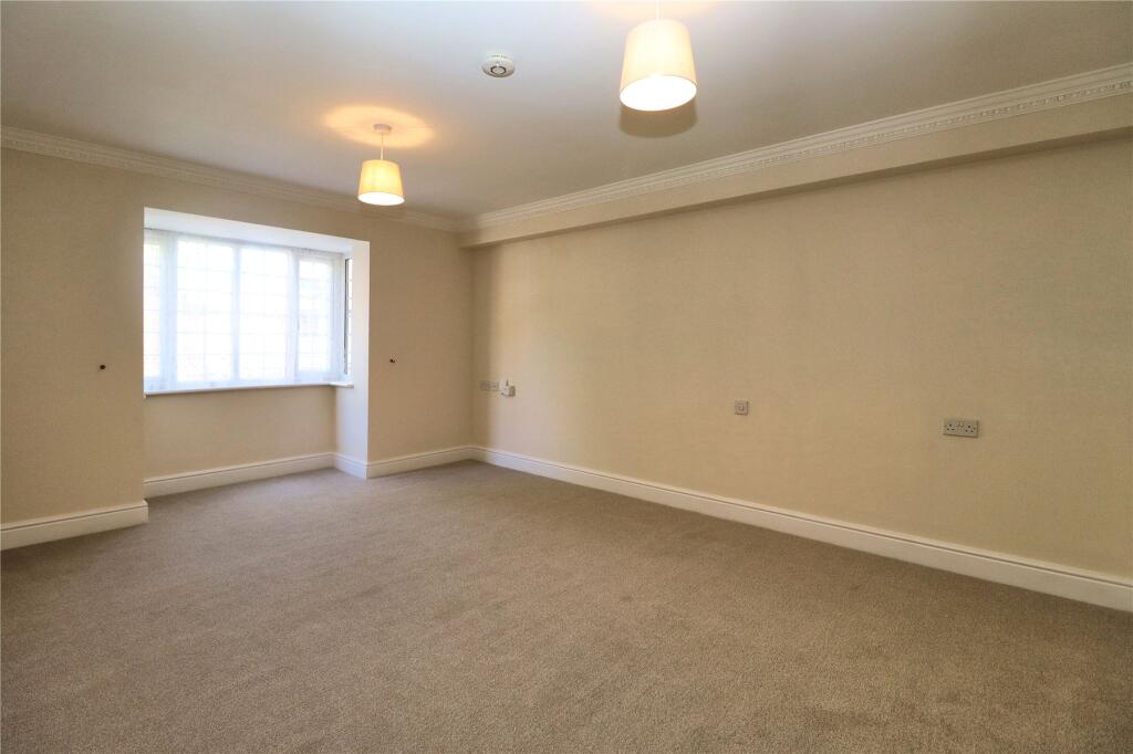 Apartment in Woking, Surrey - View 4