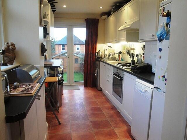 2 bedroom Semi-Detached House in Godalming photo 2