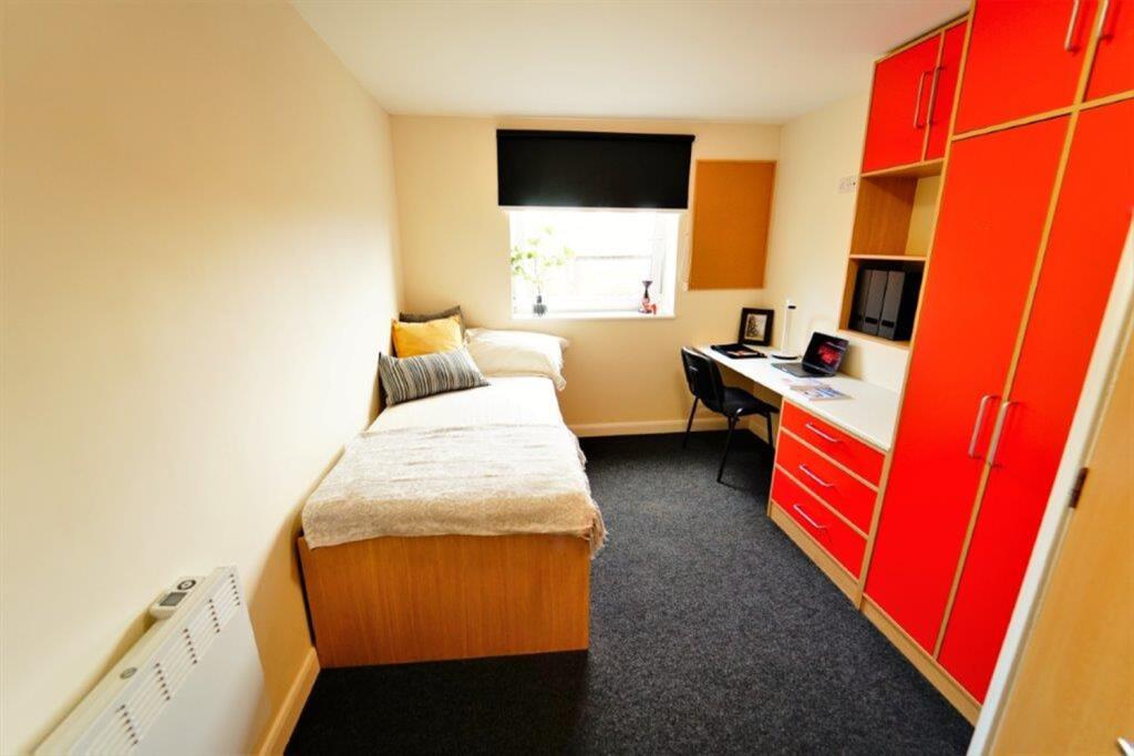 Apartment in Broxtowe, Beeston - More