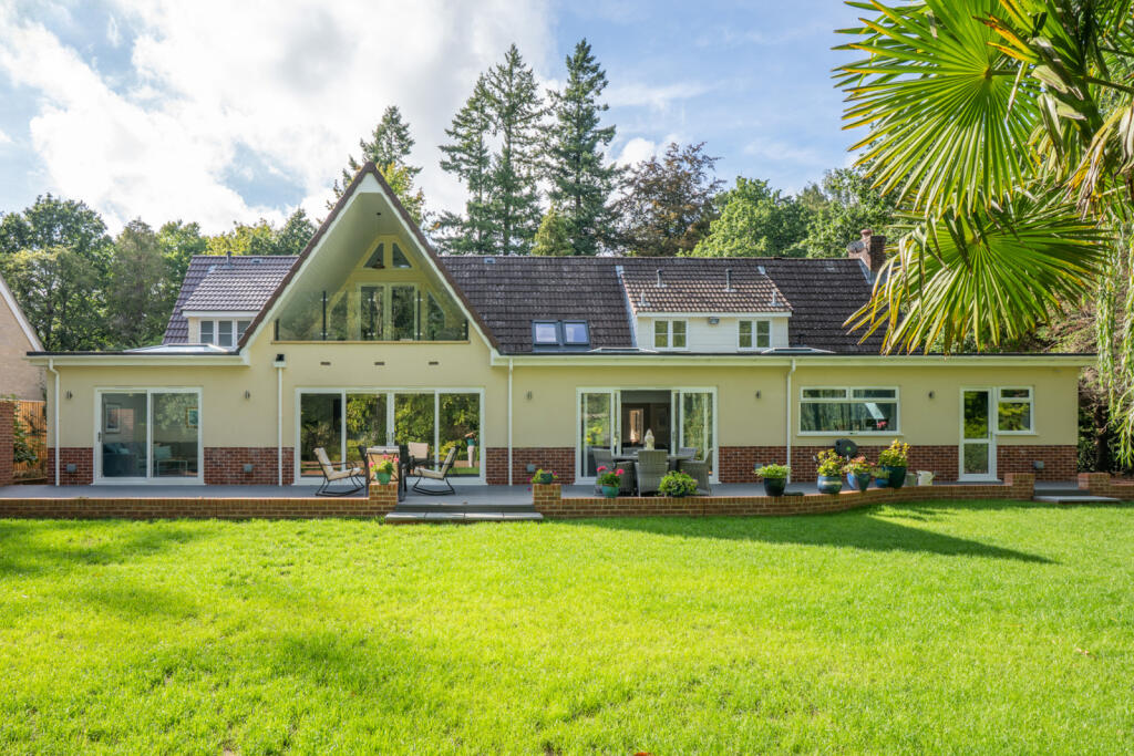 House in Ferndown - View 4