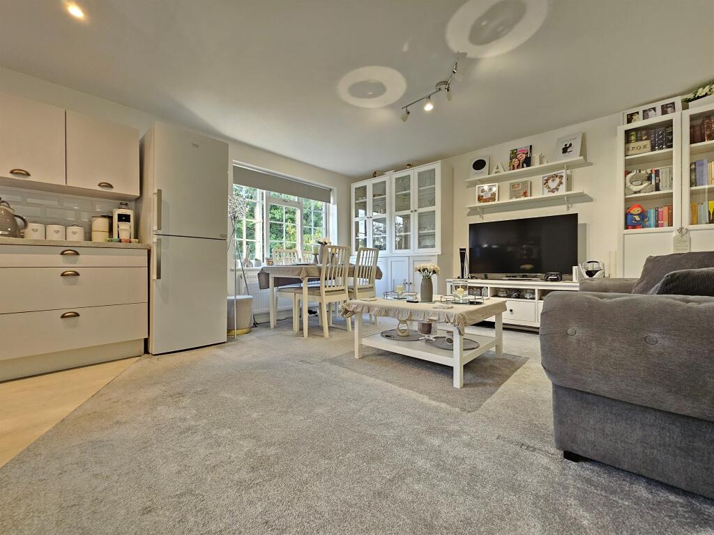 Apartment in Reading, Lower Earley, Earley - View 3