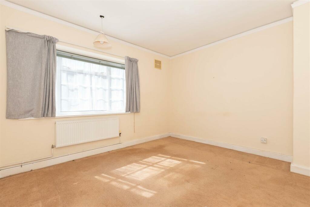 Apartment in Worthing, West Sussex - View 4