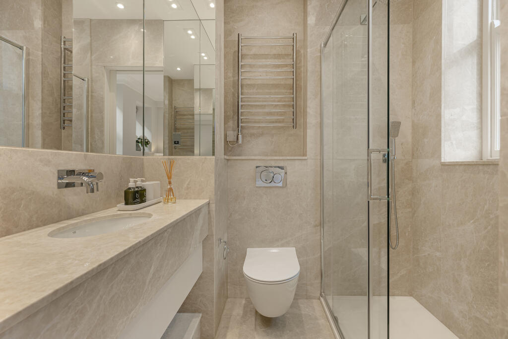 Apartment in London, Royal Borough of Kensington and Chelsea - More