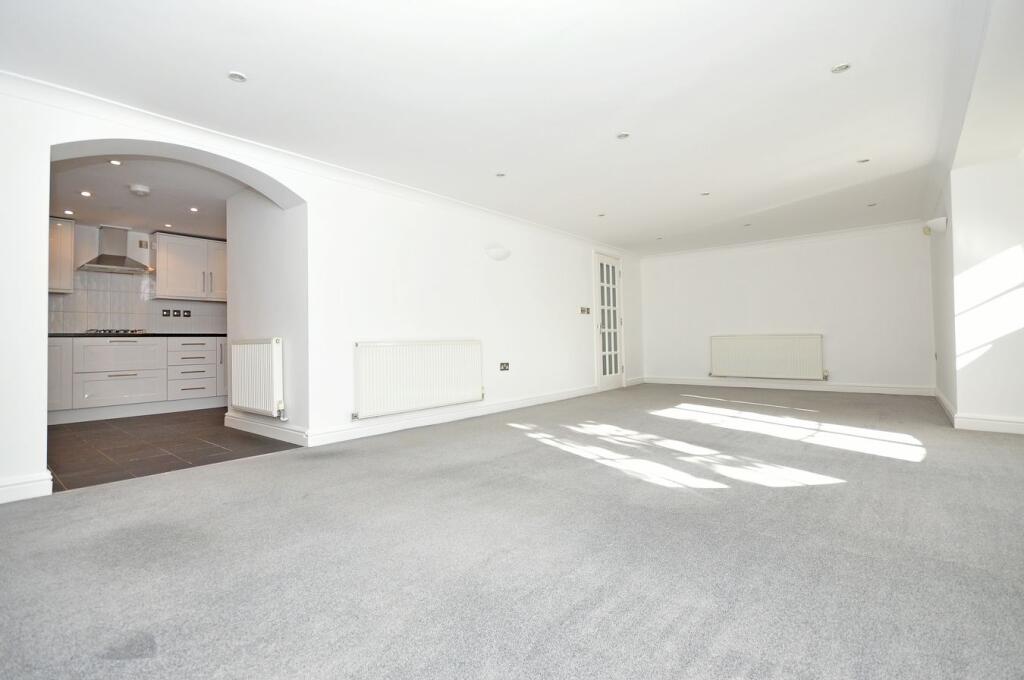 Apartment in Gloucester - View 3