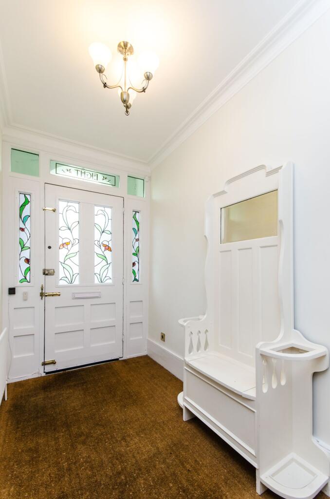 House in London, South Wimbledon, Merton Park - More