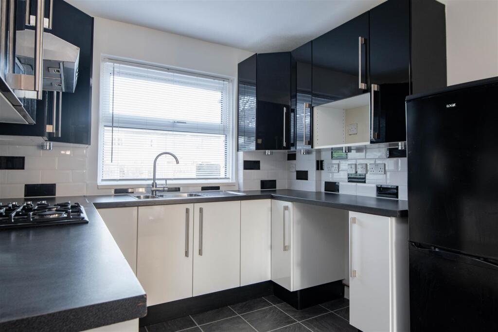 Manor House Close, Leyland photo 4