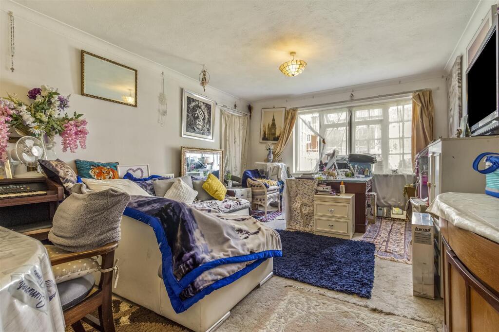 Apartment in Worthing, West Sussex - View 3