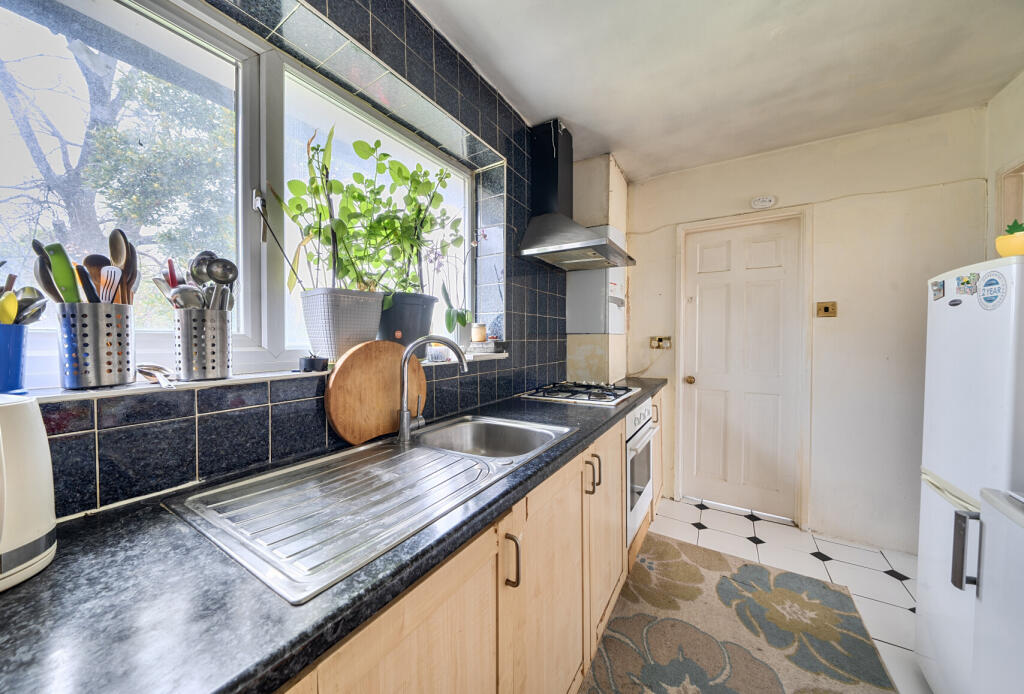 Apartment in London, Kingsbury - View 3