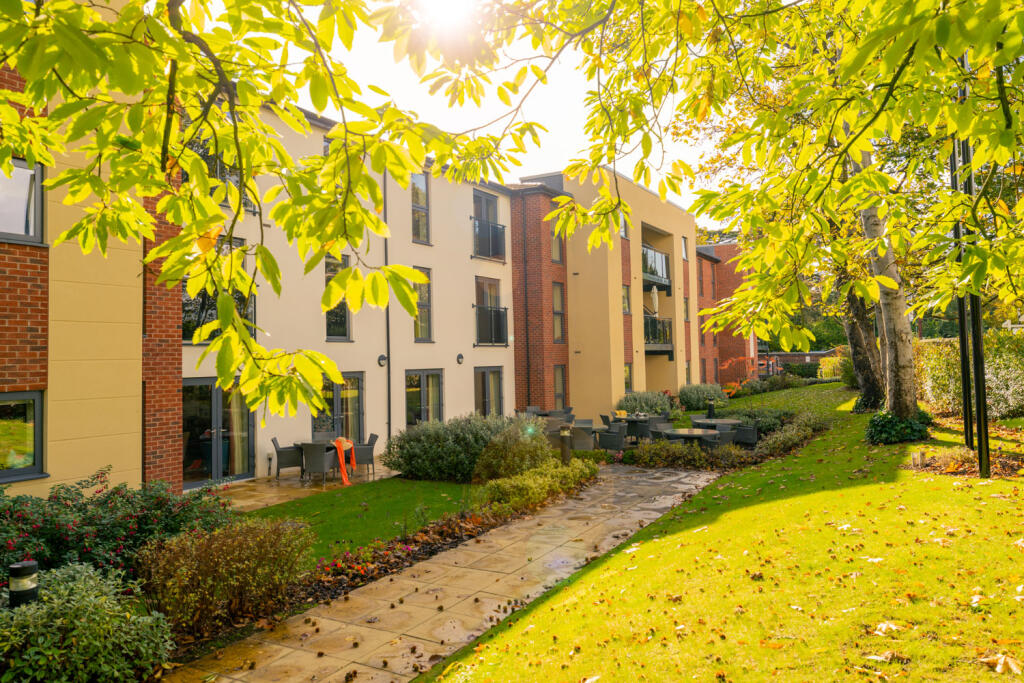 Apartment in Wolverhampton, Tettenhall - More