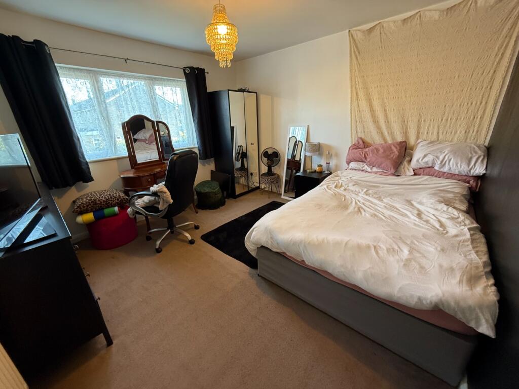 House in Houghton Regis, Central Bedfordshire - View 5