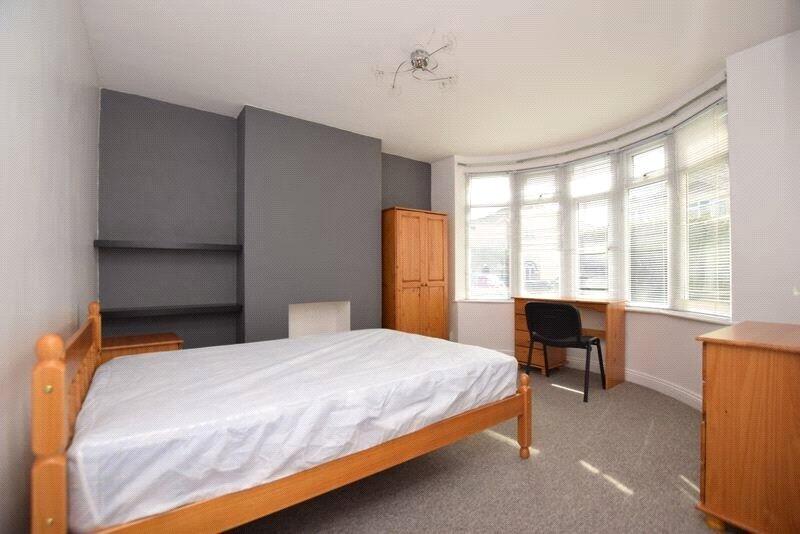 6 bedroom semi-detached house for rent
