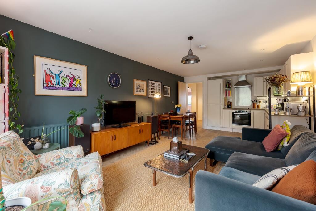 2-bed flat on Crown Dale, London, SE19, £325,000
