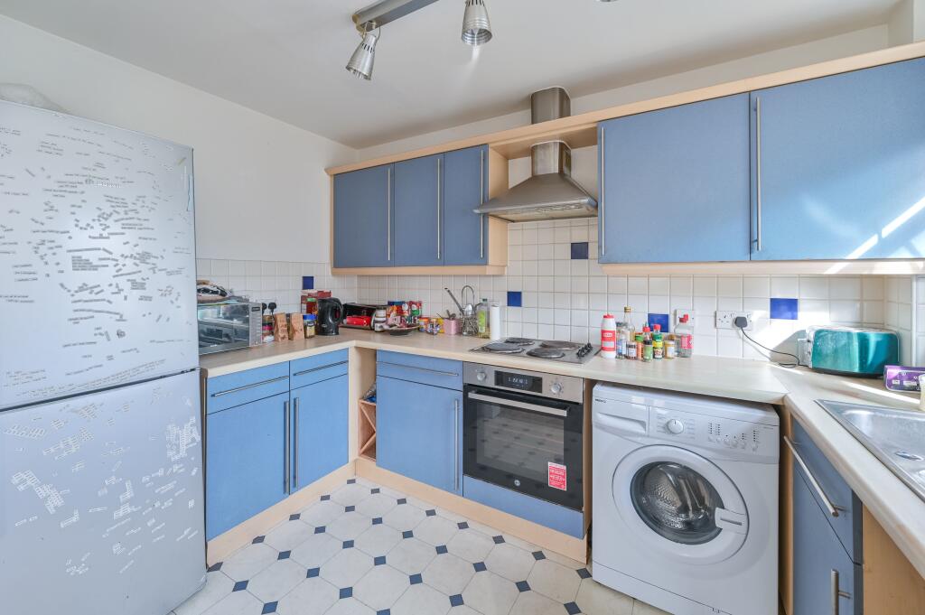 Apartment in London, Clifton Estate, Peckham - More