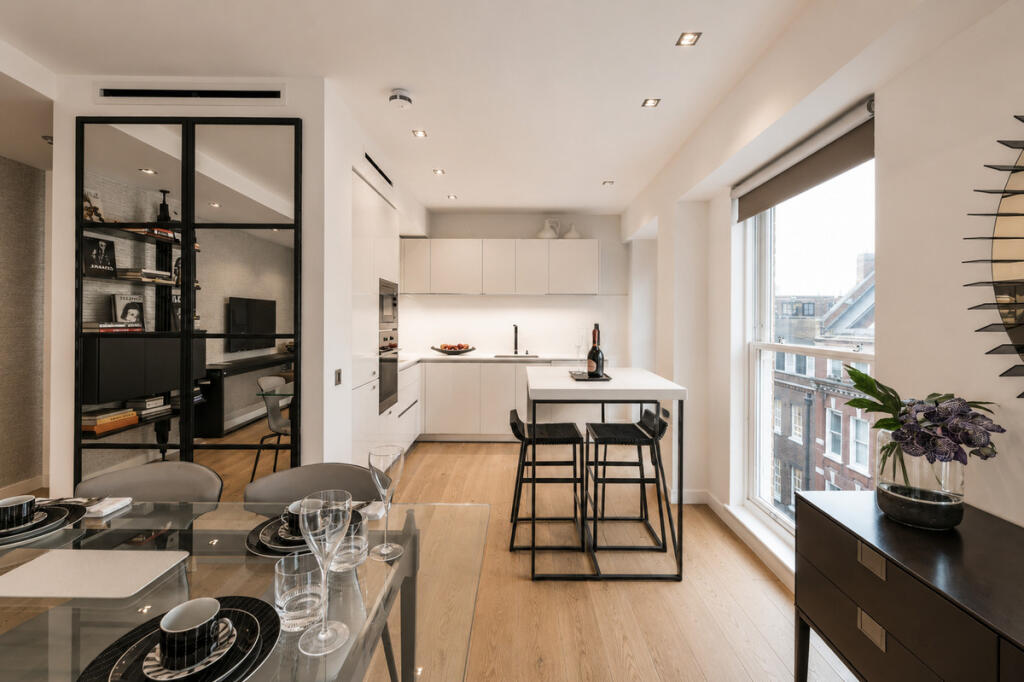 Apartment in London, St Clement Danes, Covent Garden - View 2