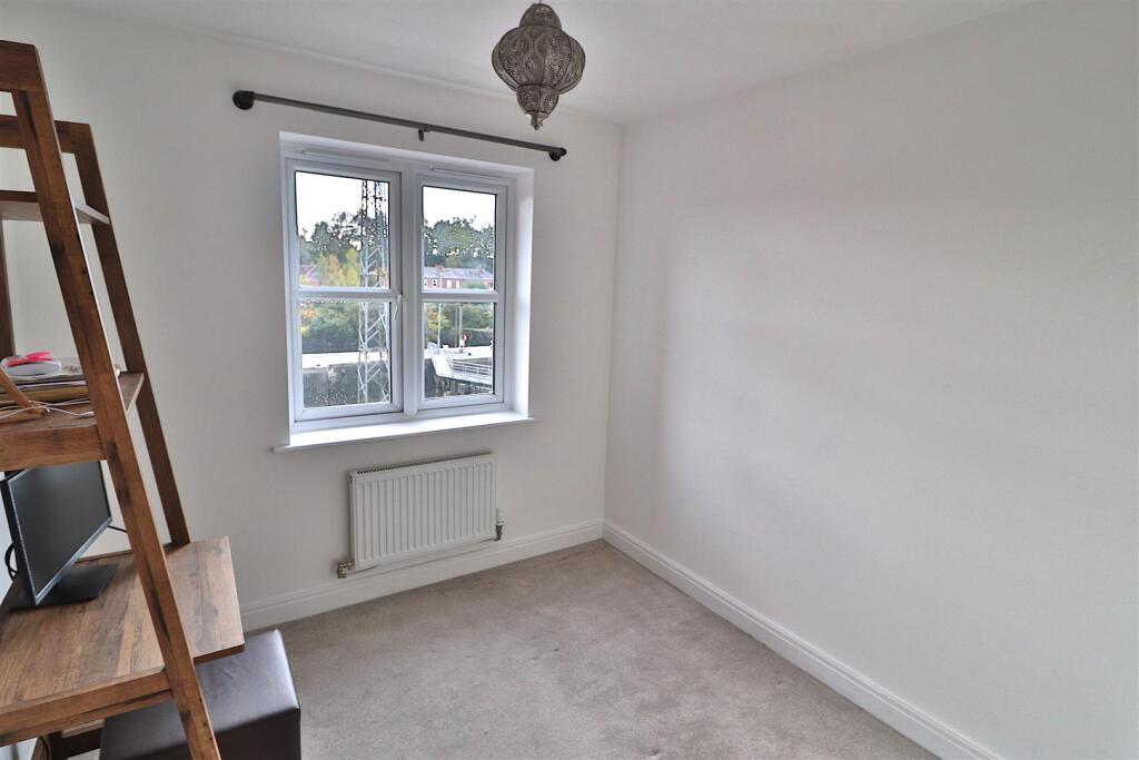 Edgewater Place, Warrington photo 4