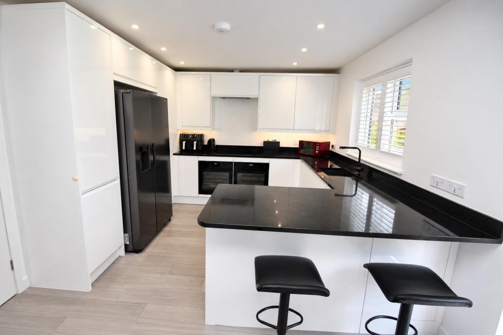 Simons Close, Tilehurst, Reading photo 3