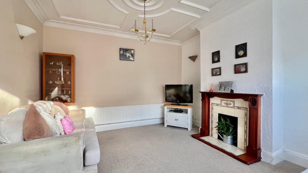 Whitehall Gardens, Chingford, E4 photo 3