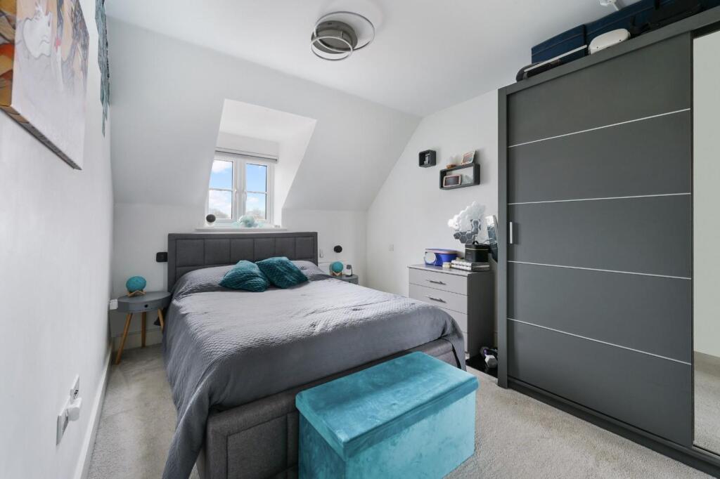 Apartment in Reigate and Banstead, Nork - More