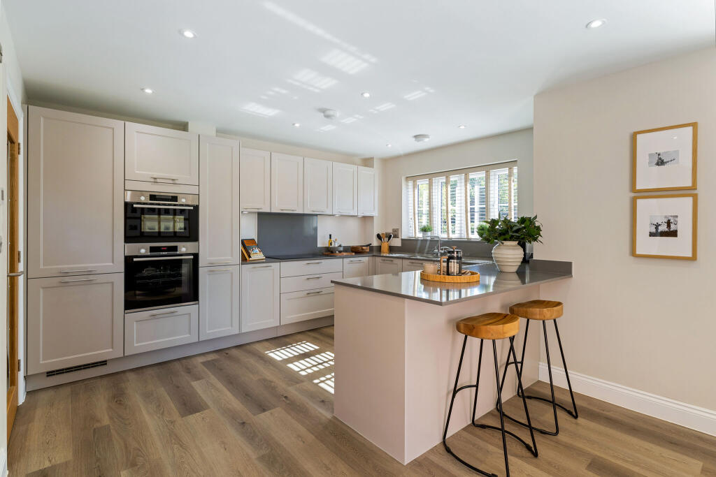 Sumner Fields, Barns Green, RH13 photo 4
