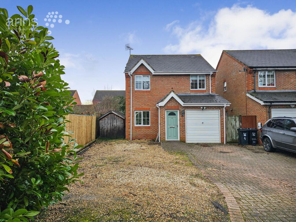 3-bed detached on Reading Road, Winnersh, RG41, £500,000
