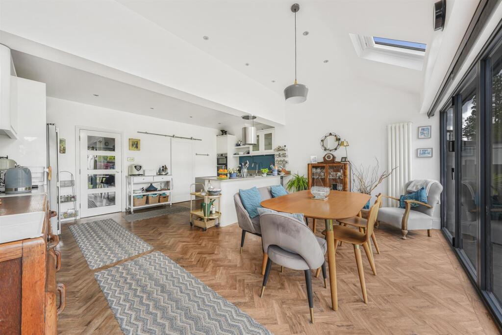 Balgonie Road, North Chingford, E4 - View 6