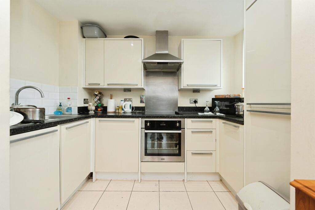 Apartment in Watford, Hertfordshire - View 2