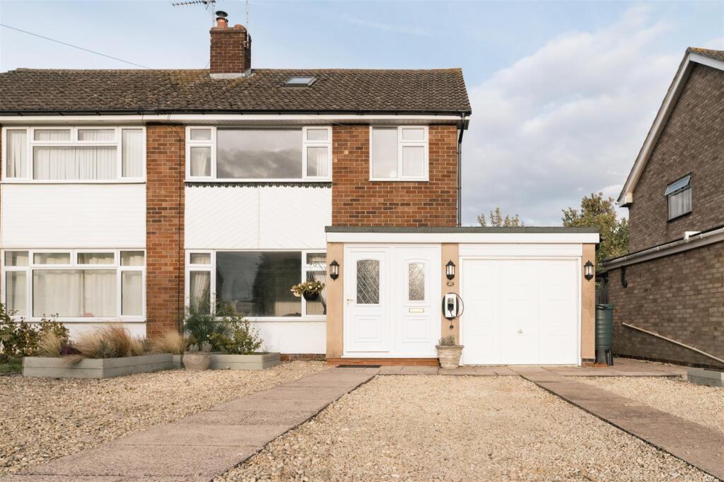 3-bed semi-detached on Manor Farm Road, Tredington, Shipston-on-Stour, £375,000