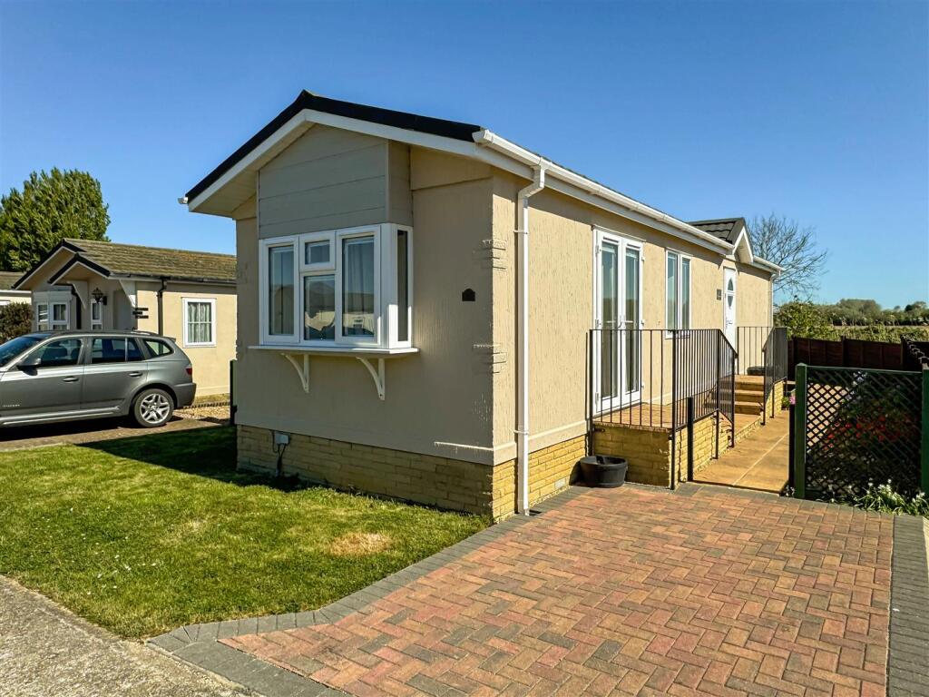 2-bed caravan on Bognor Road, Climping, Littlehampton, £130,000