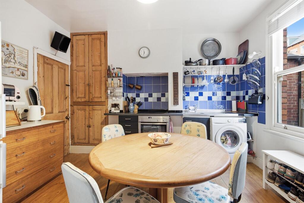 House in Sheffield, Hangingwater, Ranmoor - More