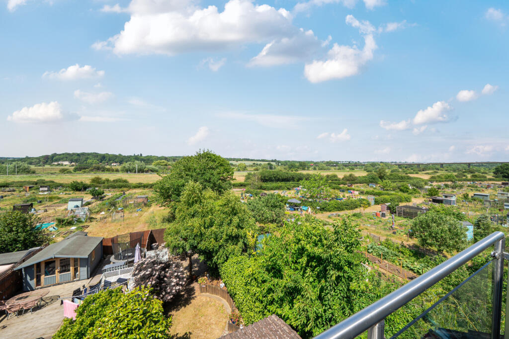 House in Hertford, Foxholes - View 3