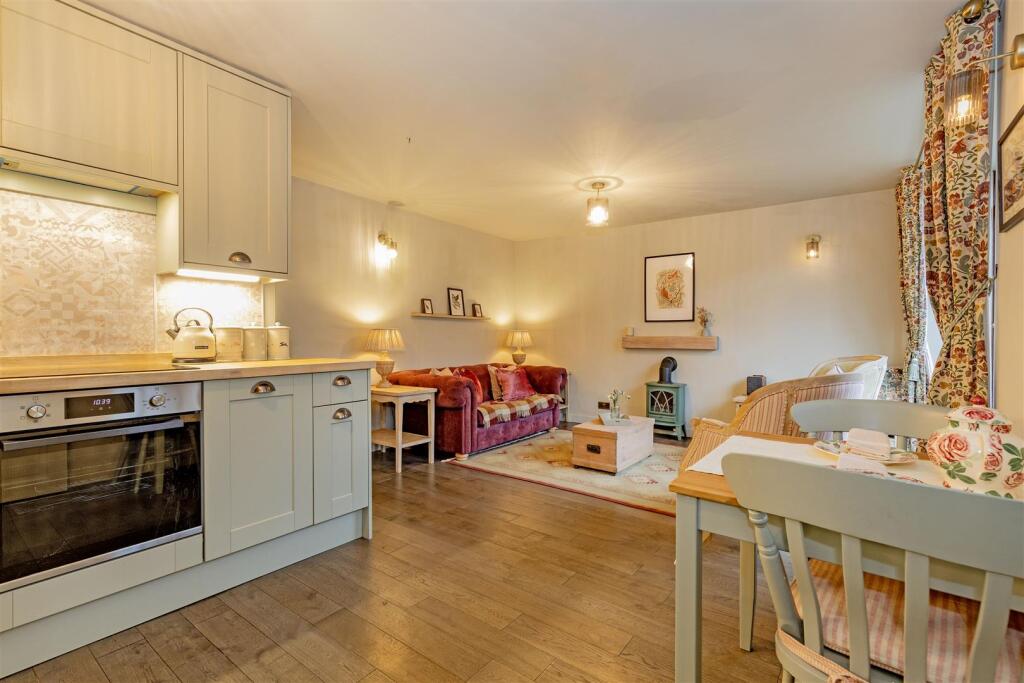 Royal Oak Mews, The Dale, Stoney Middleton, Hope Valley - View 4