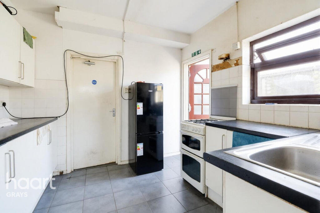 House in Grays, Badgers Dene, Little Thurrock - More