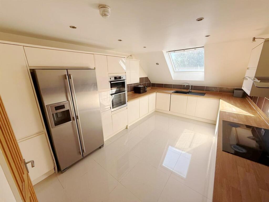 Cranford Lane, Harlington photo 3