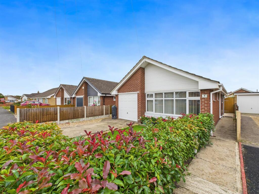 2-bed bungalow on Wilmington Drive, Sutton-On-Sea, £242,000